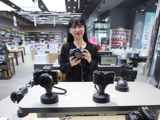 서울 대치동 롯데하이마트 대치점에서 모델이 카메라를 살펴보고 있다. 롯데하이마트 제공